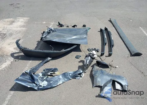 2022 Tesla Model Y Long Range Dual Motor All-Wheel Drive z USA, uszkodzony, nr VIN 7SAYGDEE1NF454652